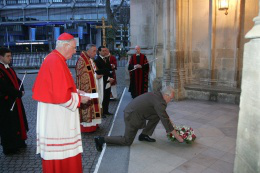 Julian Filochowski lays wreath under statue of Archbishop Romero - image copyright  Dean and Chapter of Westminster