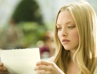 Sophie (Amanda Seyfrie) reads fateful letter