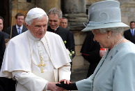 Queen welcomes Pope Benedict