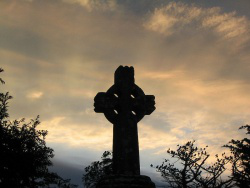 Wiki image: Celtic cross at dawn in Knock (at bus stop to Westport) 28/07/2005
