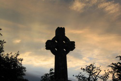 Wiki image: Celtic cross at dawn in Knock (at bus stop to Westport) 28/07/2005