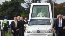 Popemobile arriving at St Mary's Twickenham - pic ICN