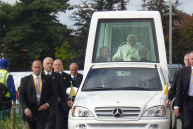 Popemobile arriving at St Mary's Twickenham - pic ICN