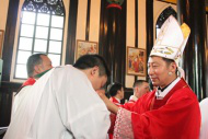Priest kisses ring of illegally ordained bishop - Image UCAN