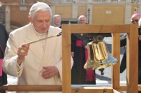 Pope rings Eucharistic Congress  Bell