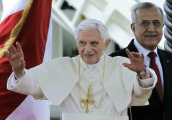 Pope leaves Beirut