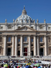 Pope addressing crowds yesterday image P Jennings