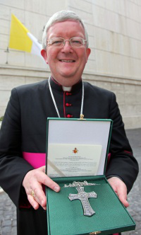 Archbishop Longley with Papal gift from Synod picture by Peter Jennings 