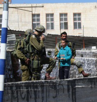 Israeli soldiers detain 8-year old in front of Hebron school 21/03/2013