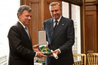 Duke of Castro presents Grand Cross to Colombian President Santos