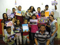 Mauá families hold up messages of solidarity from CAFOD supporters