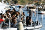 Cramped boat arrives at Lampedusa