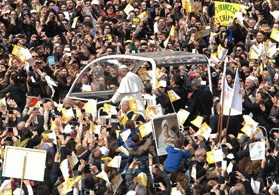 Neapolitans greet Pope Francis