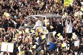 Neapolitans greet Pope Francis