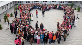 Displaced Iraqi children at school provided by ACN