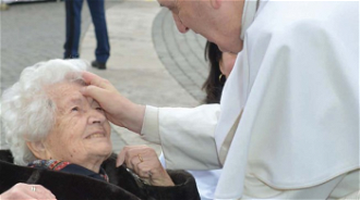 Pope Francis blesses pilgrim 