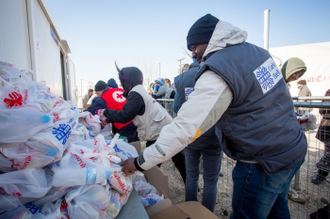 Caritas Hellas fooddistribution, Idomeni image Natalia Tsoukala/Caritas International