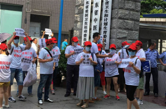 Members of WeChat group for pregnant remarried women present petition to legalize their pregnancies at provincial offices, Guangzhou, Guangdong, June 21, 2016. image: WeChat group, published in Sixth Tone.
