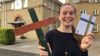 Young CAFOD supporters write messages of support for refugees