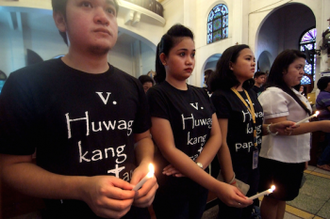 Manila parishioner at Thou Shalt Not Kill vigil