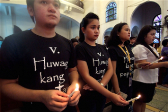 Manila parishioner at Thou Shalt Not Kill vigil