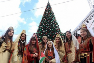 Singers in traditional Palestinian dress