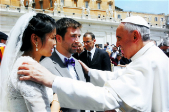 Pope greets newlyweds - Oct 2016