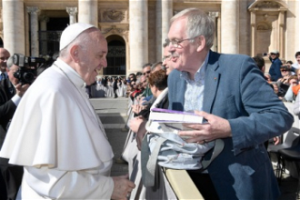Pope Francis accepts Romero Homilies from Julian Filochowski. Osservatore Romano
