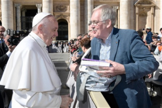 Pope Francis accepts Romero Homilies from Julian Filochowski. Osservatore Romano