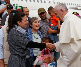 Pope welcomes first group from Lesbos - screen shot