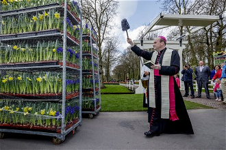 Bishop Van den Hende blesses the flowers