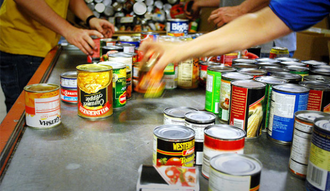 Volunteers dole out rations