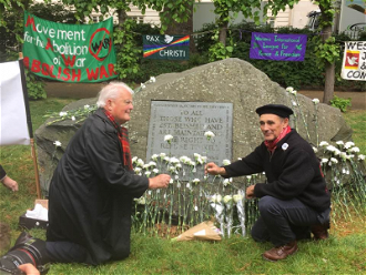Bruce Kent and Sir Mark Rylance placing flowers at the Conscientious Objectors memorial