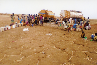 South Sudan refugees queuing for aid in Sudan