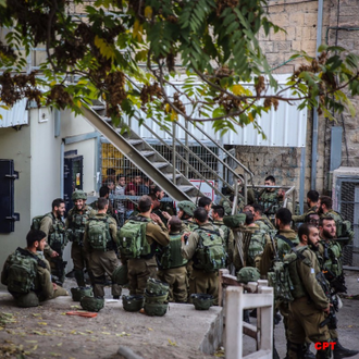 Soldiers surround caged children