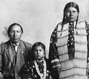 Nicholas Black Elk, daughter Lucy, wife Anna Brings White, 1910. Wiki - Raymond DeMallie