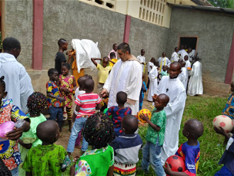 Fr Yovane with parishioners in DRC