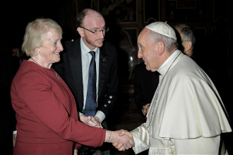 Patricia Parker and  Alastair King-Smith, with Pope Francis