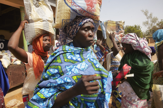 Internally displaced people collect food from distribution point © ACN Jaco Klamer