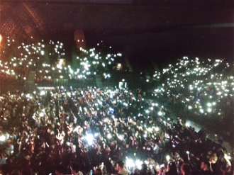 10,000 young people hold up their mobiles at Flame 2017,  Wembley Arena - image ICN