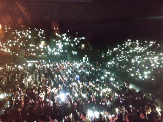 10,000 young people hold up their mobiles at Flame 2017, Wembley Arena - image ICN