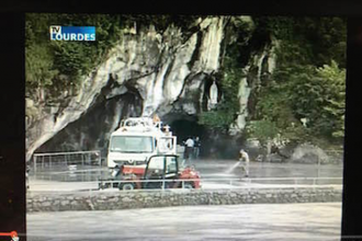 Screenshot earlier today - safety barrier removed and final clear-up before pilgrims return.