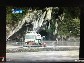 Screenshot earlier today - safety barrier removed and final clear-up before pilgrims return.