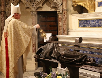 London: Papal Nuncio blesses Homeless Jesus | ICN