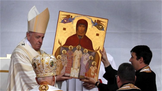 Pope with icon of Our Lady and the seven martyrs