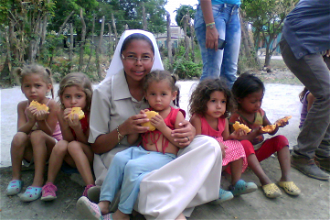 Sister with children on feeding program image: Venezuelan CoR