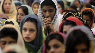 Christian women pray at Mass in Peshawar (ANSA)