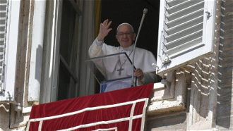 Pope greets pilgrims in St Peter's Square