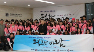 Seoul Cardinal Andrew Yeom Soo-jung  with young people  in Wind of Peace pilgrimage.
