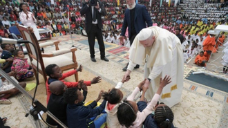 Pope greets children in Akomasosa